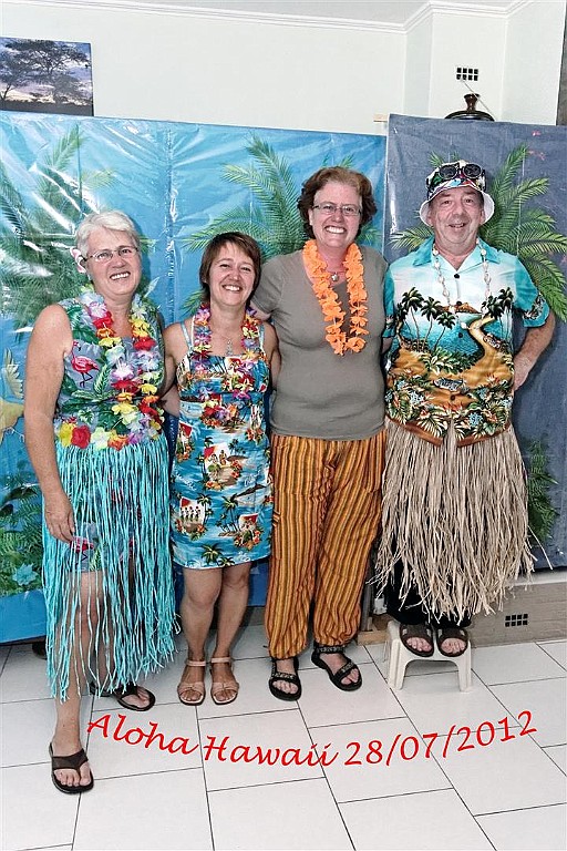 HawaiiParty (13).jpg - Met de aanwezigen op de foto